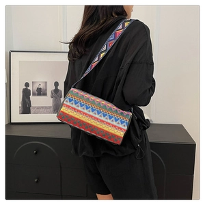 Dettaglio della borsa a secchiello boho ricamata con vivaci motivi geometrici
