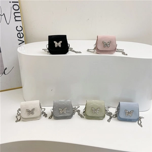 Mini borse a tracolla con catene a farfalla in sei colori per donna in esposizione