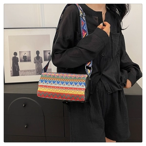 Dettaglio della borsa a secchiello boho con motivi geometrici vivaci su una modella