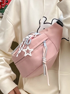 Rosa Freizeit-Brusttasche mit Sternanhänger und gewebter Seildekoration im Detail