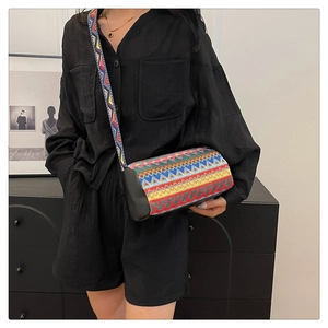 Dettaglio della borsa a secchiello boho in tela con ricami etnici geometrici colorati