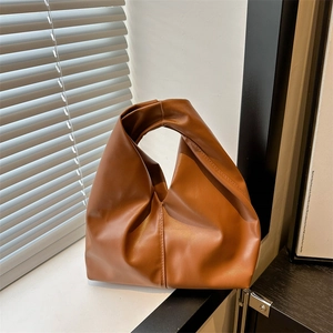 Borsa tote a pieghe color caramello in morbida pelle con design minimalista