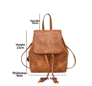 Dimensioni del mini zaino vintage in pelle PU marrone con larghezza 18cm e altezza 22cm