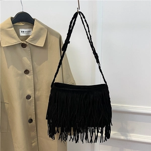 Borsa a tracolla bohémien nera in pelle scamosciata con lunghe frange e tracolla intrecciata