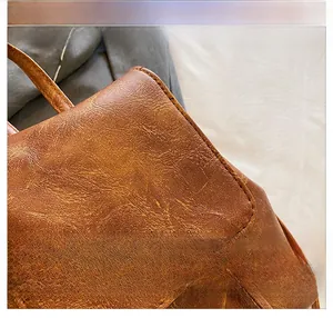 Primo piano della trama in pelle vintage marrone e cuciture dello zaino