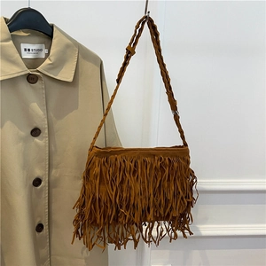 Borsa a tracolla bohémien cammello scuro con nappe e tracolla in pelle intrecciata