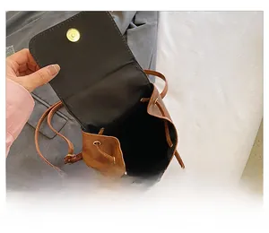 Dettaglio dello zaino vintage marrone con coulisse, fibbia magnetica e fodera interna