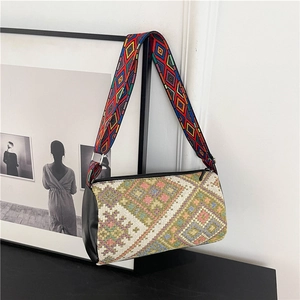 Borsa a secchiello etnica bohémien con ricamo geometrico e tracolla larga