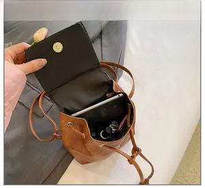 Vista interna che mostra la grande capacità dello zaino vintage in pelle marrone