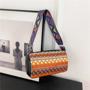 Borsa a secchiello etnica bohémien con trama geometrica e tracolla jacquard colorata