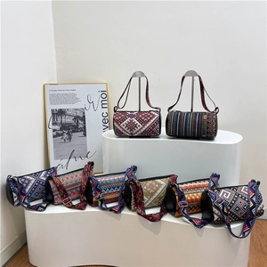 Borsa a secchiello etnica bohémien con motivi geometrici tessuti e tracolla larga