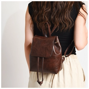 Dettaglio zaino vintage marrone scuro con coulisse e chiusura magnetica in pelle PU