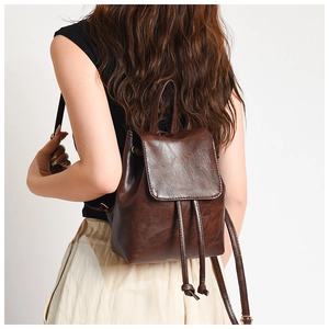 Dettaglio dello zaino vintage in similpelle marrone scuro con chiusura a coulisse