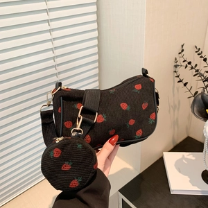 Borsa hobo in velluto nero con ricamo fragola e portamonete rotondo abbinato