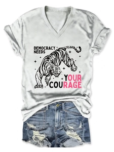 T-shirt da donna con scollo a V, stampa tigre e pantaloncini di jeans con frange
