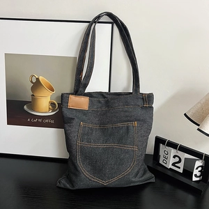 Borsa tote in denim grigio scuro con cuciture arancioni a contrasto e tasca esterna