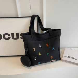Borsa tote in tela nera con ricami colorati e mini borsellino coordinato per uso quotidiano