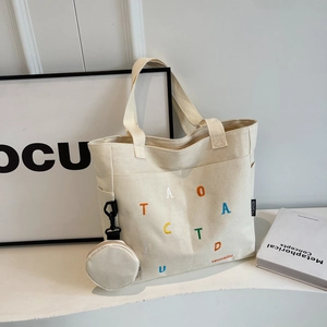 Borsa tote in tela con lettere ricamate e un portamonete rotondo abbinato sui cinturini