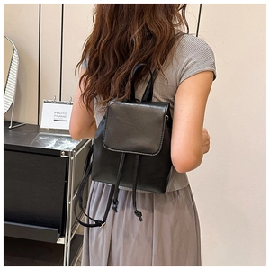 Vista posteriore di un mini zaino nero minimalista in pelle PU con chiusura a coulisse