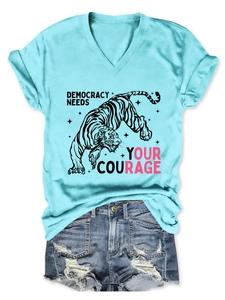 Dettaglio di t-shirt azzurra scollo a V con stampa tigre e shorts in denim sfrangiati