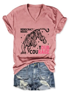 Dettaglio maglietta con scollo a V, grafica tigre e pantaloncini di jeans in stile casual