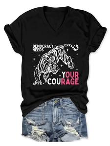 Completo con t-shirt nera scollo a V stampa tigre e pantaloncini di jeans strappati