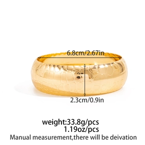 Dimensioni dettagliate del bracciale largo in metallo dorato con motivo a coccodrillo