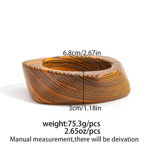 Dettaglio di bracciale largo irregolare in resina di legno con misura 6,8cm e larghezza 3cm