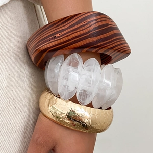 Bracciale irregolare in legno con catena in resina e metallo motivo coccodrillo
