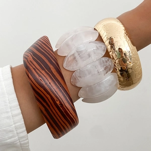 Set di tre ampi bracciali rigidi con venature del legno, resina opaca e metallo dorato