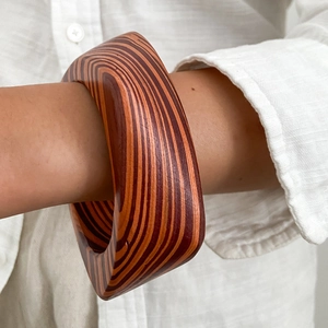 Bracciale rigido quadrato irregolare in legno con motivo a strisce in stile minimalista