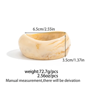 Dettaglio del bracciale in resina con larghezza 3,5 cm e trama marmorizzata crema