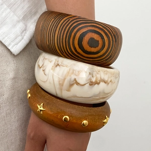 Set di tre bracciali rigidi geometrici in resina con finiture legno, marmo e ambra