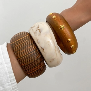 Set di tre bracciali in legno e resina marmorizzata con motivi geometrici e stelle