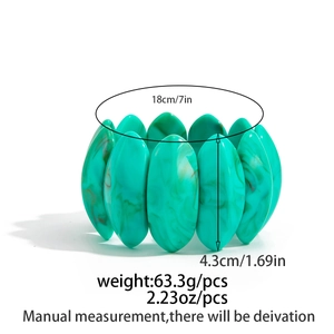 Dettaglio del braccialetto elastico in acrilico marmo verde acqua con misure di 18 cm