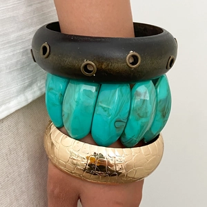 Set di 3 bracciali bohémien con perline turchesi e texture dorata stile coccodrillo