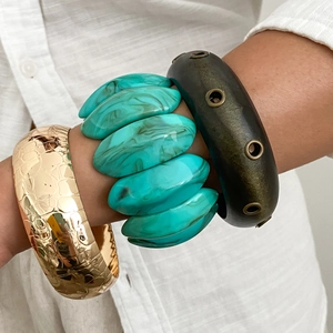 Braccialetti impilabili boho con trama coccodrillo dorata e motivi in marmo turchese