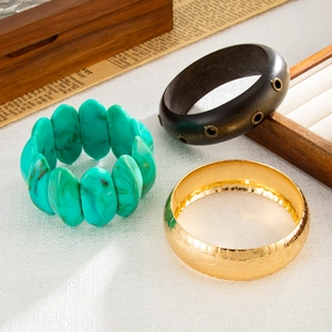 Set boho con bracciale di perle marmorizzate e polsino dorato con trama a coccodrillo