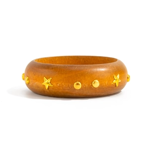 Bracciale largo in legno geometrico con borchie a stella dorate stile boho