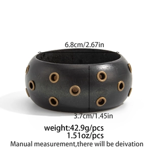 Dettagli dimensionali per bracciale largo in legno nero con occhielli in metallo oro
