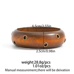 Dettaglio di un ampio bracciale in legno marrone con misure e diametro interno