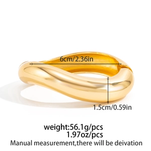 Dettaglio del bracciale rigido in metallo dorato con diametro 6cm e larghezza di 1.5cm
