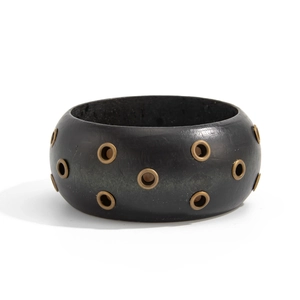 Bracciale largo in legno nero con doppia fila di occhielli dorati stile punk su bianco