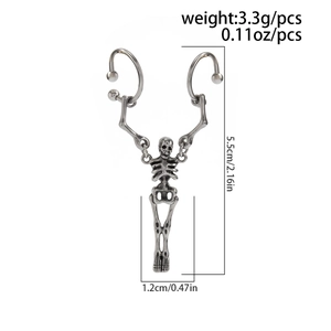 Dettaglio orecchino scheletro gotico con dimensioni 5,5cm di altezza e peso 3,3g