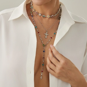 Set di collane a tre strati in argento con fiori di cristallo colorati e croce su modella