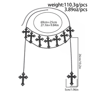 Detail van de zwarte gotische tailleketting met afmetingen en kruishanger details
