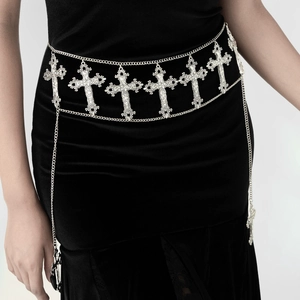 Detail van gotische zilveren kruis tailleketting met barok reliëf op jurk