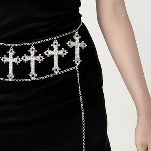 Detail van zilveren gothic tailleketting met sierlijke kruisvormige hangers op jurk