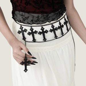 Detail van de gotische zwarte kruis tailleketting met dubbele lagen en hangers