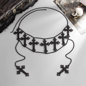 Detail van een gotische gelaagde tailleketting van zwart metaal met kruisen